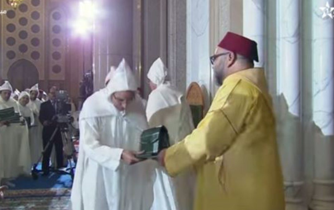 جلالة الملك محمد السادس نصره الله يكرم محمد الطبراني بجائزة الملك محمد السادس لأهل الحديث لعام 1438 هـ / 2017 م